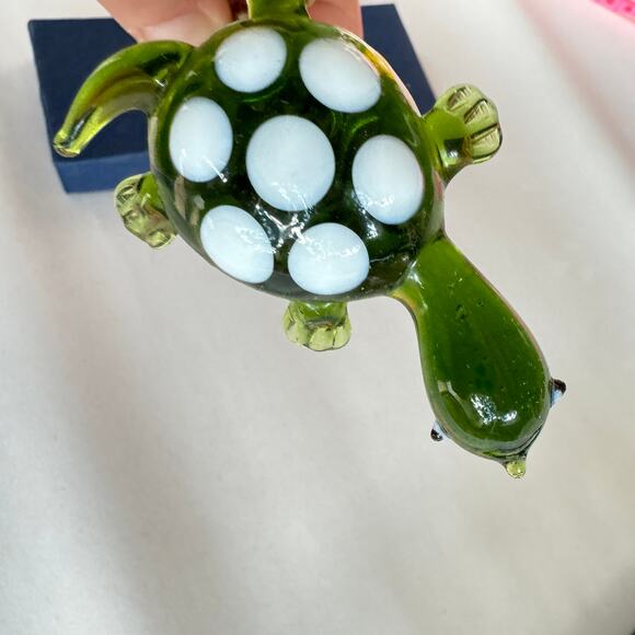 Glass Green Sea Turtle with White Polka Dots Wine Bottle Stopper in Gift Box - Picture 6 of 9